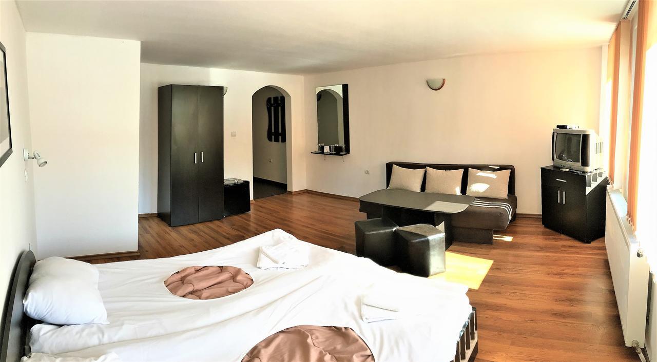 Yakovtsi Inn Buitenkant foto